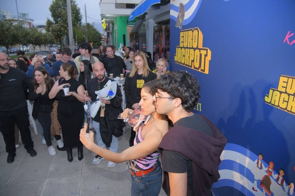 Πλήθος κόσμου βρέθηκε στο κατάστημα ΟΠΑΠ στο Αιγάλεω για να δει τη Μαρίνα Σάττι