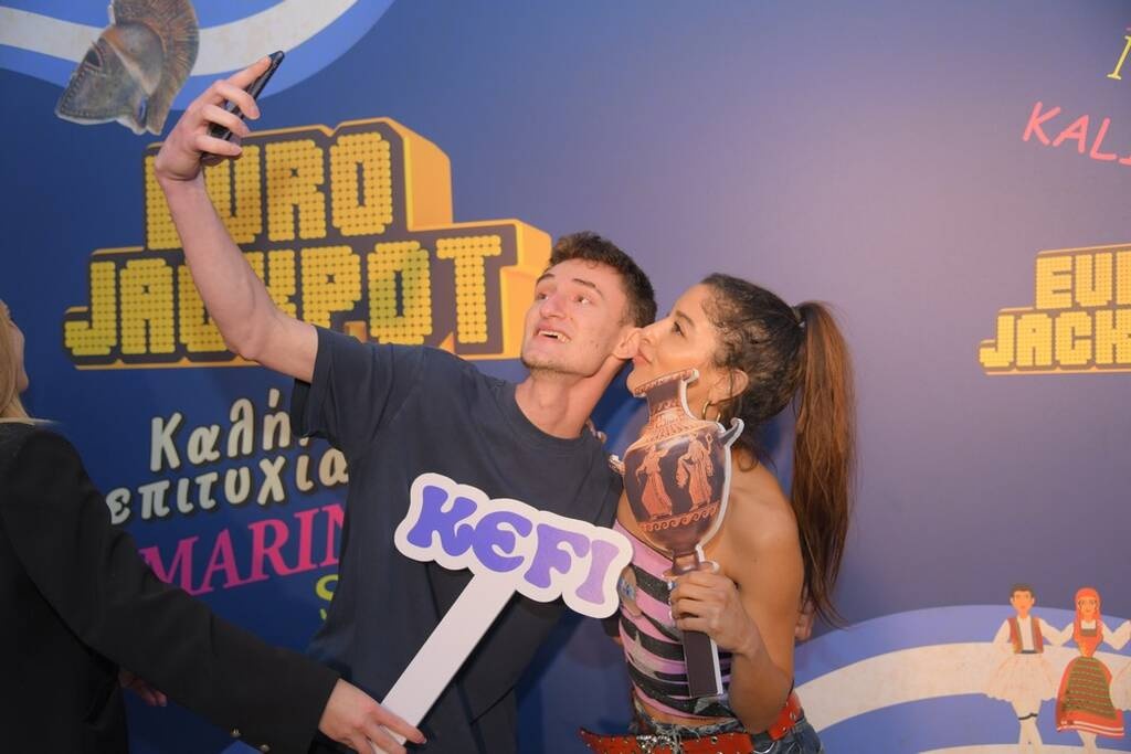 Πλήθος κόσμου βρέθηκε στο κατάστημα ΟΠΑΠ στο Αιγάλεω για να δει τη Μαρίνα Σάττι