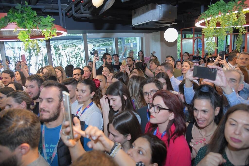 Οι εργαζόμενοι του ΟΠΑΠ υποδέχθηκαν τη Μαρίνα Σάττι με ένα μεγάλο πάρτι στα κεντρικά γραφεία