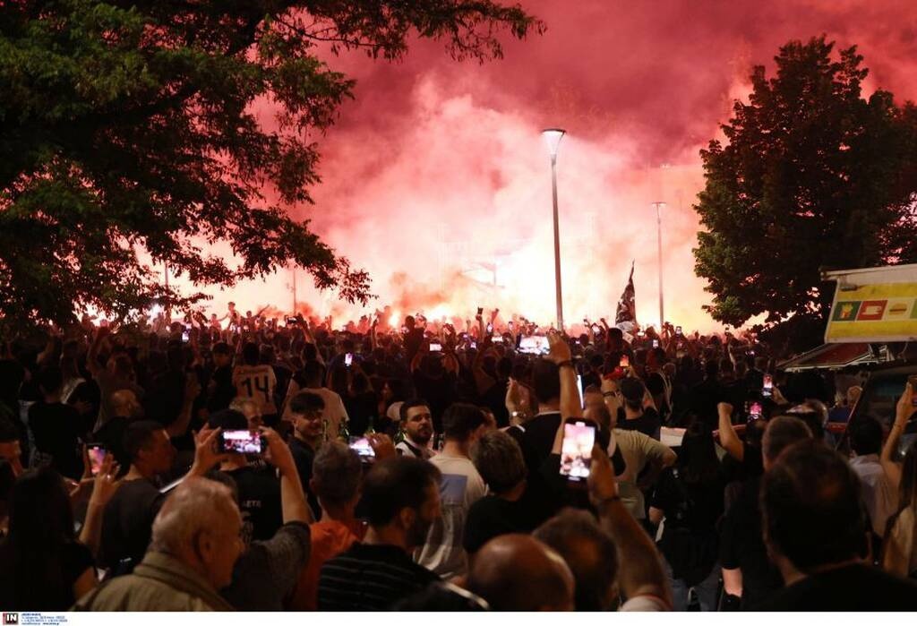 ΠΑΟΚ: Έξαλλοι πανηγυρισμοί στο Βικελίδης - Πήρε «φωτιά» η Τούμπα για το 4ο Πρωτάθλημα! (pics)