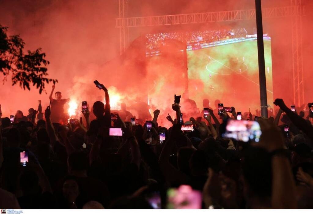 ΠΑΟΚ: Έξαλλοι πανηγυρισμοί στο Βικελίδης - Πήρε «φωτιά» η Τούμπα για το 4ο Πρωτάθλημα! (pics)