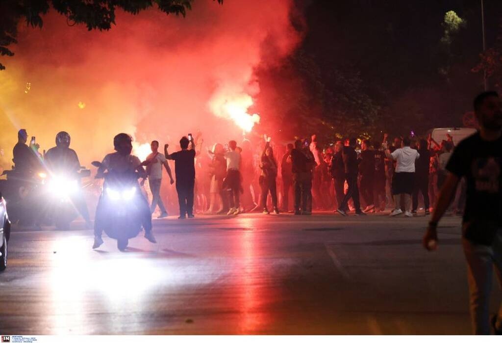 ΠΑΟΚ: Έξαλλοι πανηγυρισμοί στο Βικελίδης - Πήρε «φωτιά» η Τούμπα για το 4ο Πρωτάθλημα! (pics)
