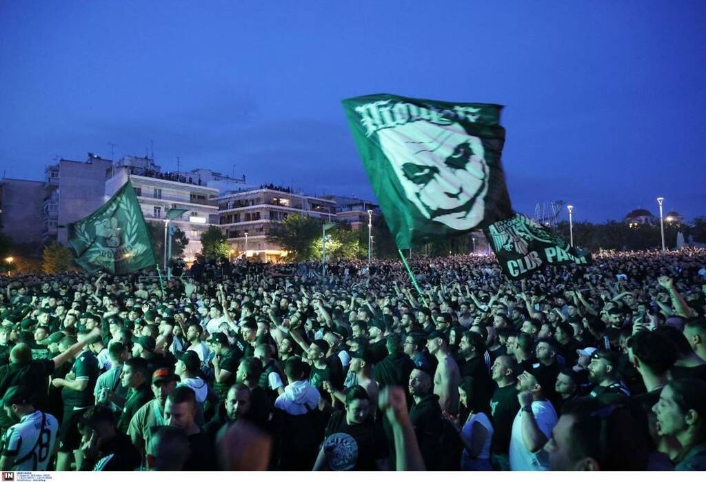 ΠΑΟΚ: Έξαλλοι πανηγυρισμοί στο Βικελίδης - Πήρε «φωτιά» η Τούμπα για το 4ο Πρωτάθλημα! (pics)