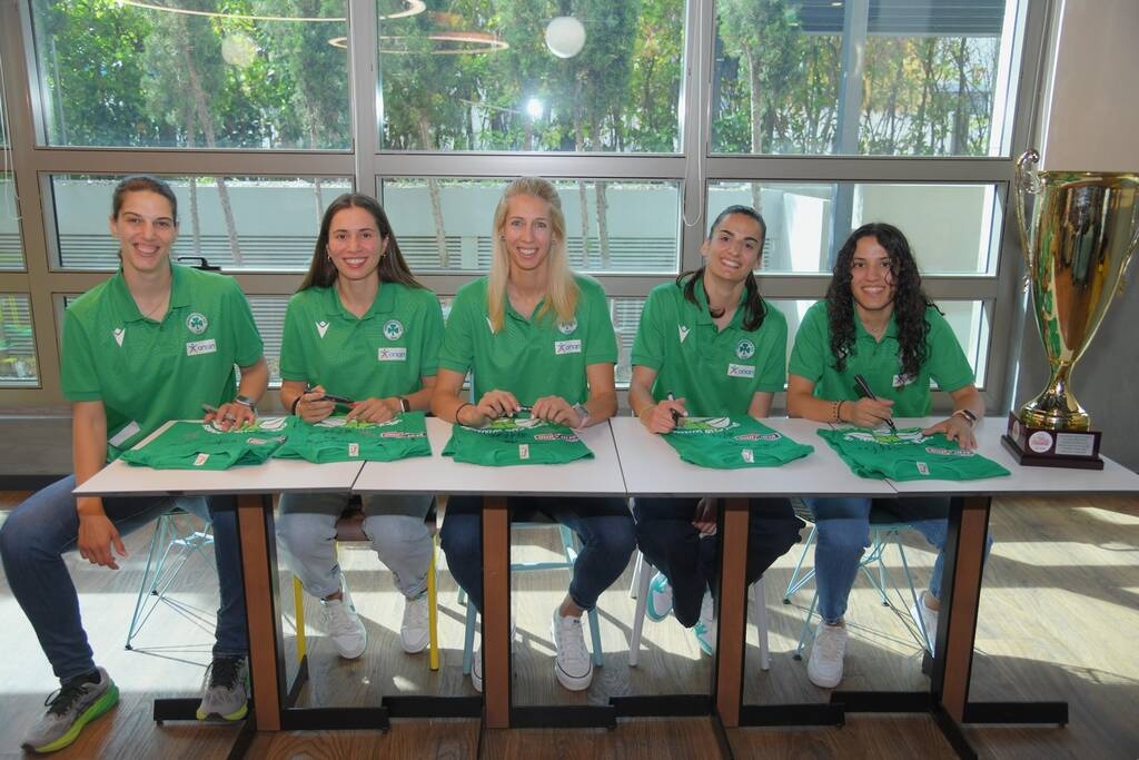 Οι αθλήτριες μπάσκετ του Παναθηναϊκού Α.Ο