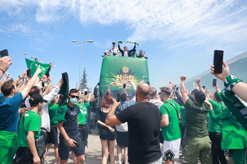 Παναθηναϊκός AKTOR: Έκσταση για τους Πρωταθλητές Ευρώπης - Γλέντι από το αεροδρόμιο μέχρι το ΟΑΚΑ