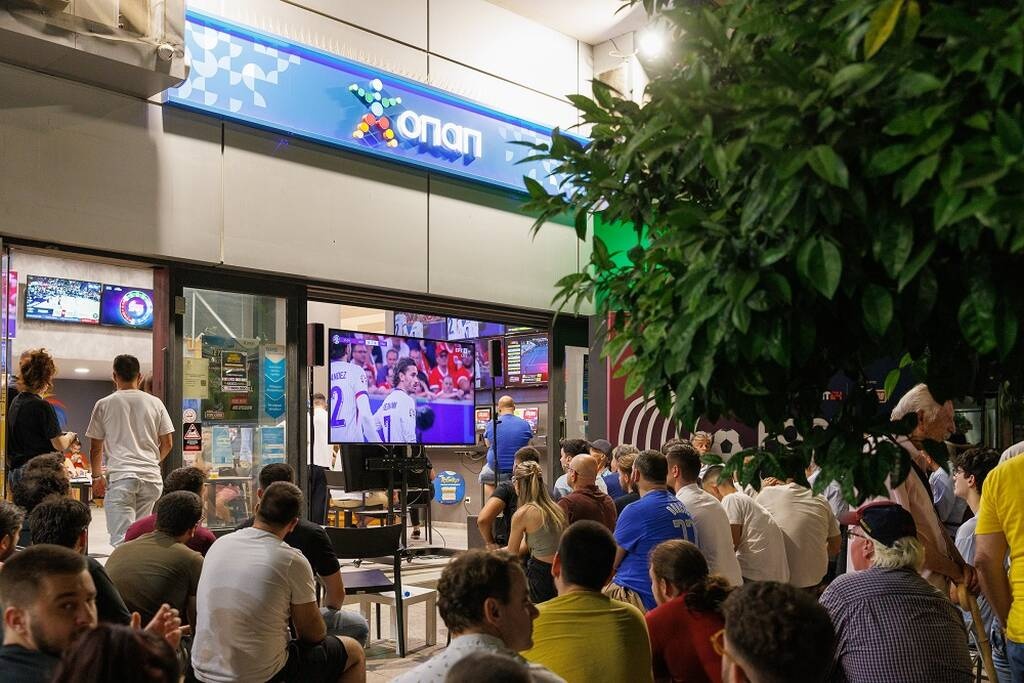 Πλήθος κόσμου βρέθηκε στο κατάστημα ΟΠΑΠ στη Νέα Σμύρνη για τον αγώνα της Αυστρίας απέναντι στη Γαλλία