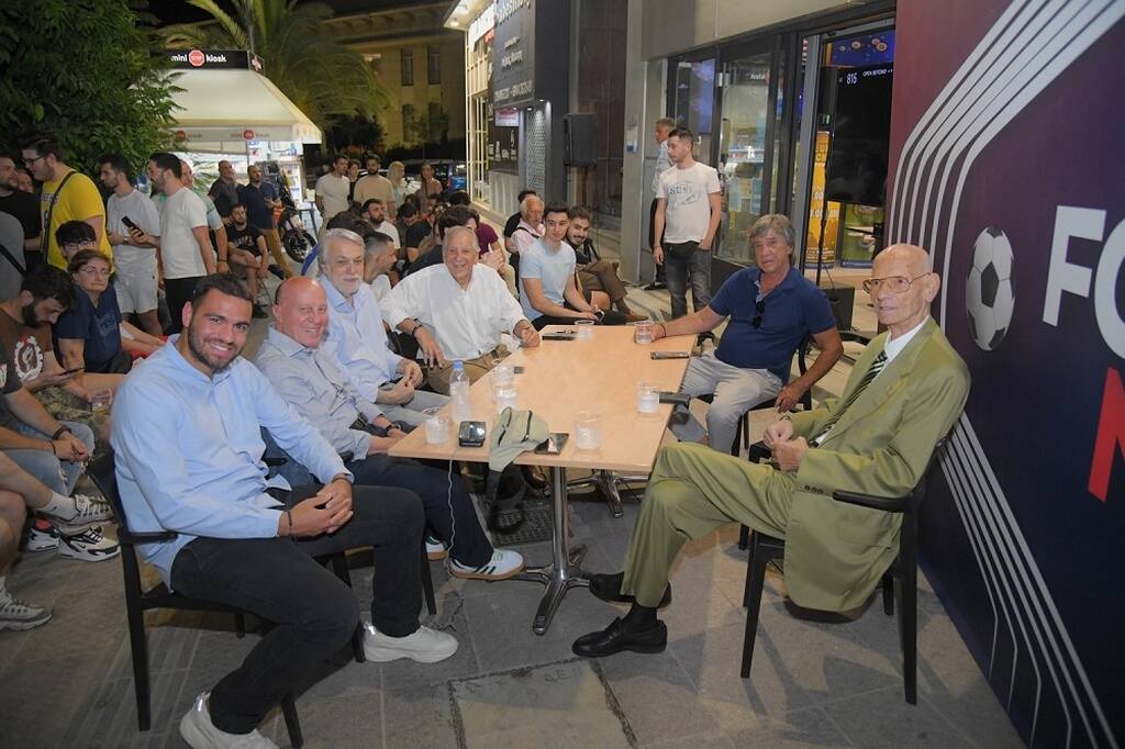 Πλήθος κόσμου βρέθηκε στο κατάστημα ΟΠΑΠ στη Νέα Σμύρνη για τον αγώνα της Αυστρίας απέναντι στη Γαλλία