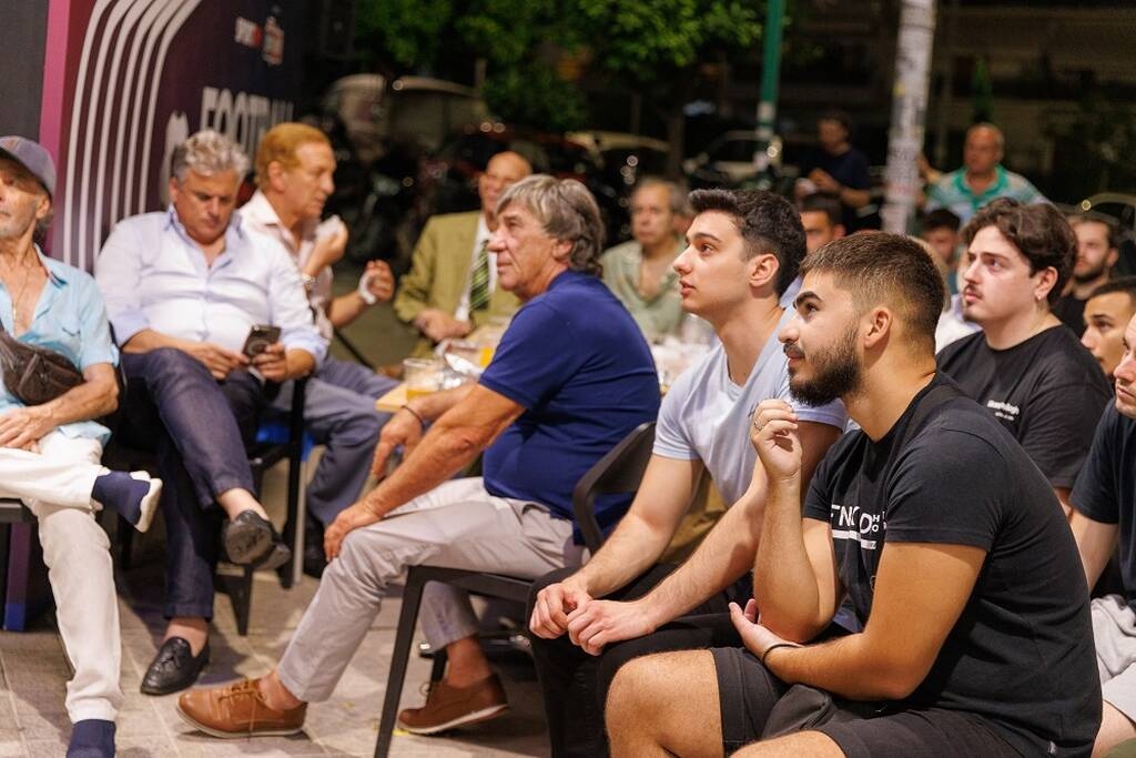 Οι Μίμης Δομάζος, Βίκτωρας Μητρόπουλος, Μπάμπης Σταυρόπουλος, Θωμάς Μαύρος και Αντώνης Αντωνιάδης έδωσαν ραντεβού στο κατάστημα ΟΠΑΠ της οδού Κυδωνιών 30, στη Νέα Σμύρνη