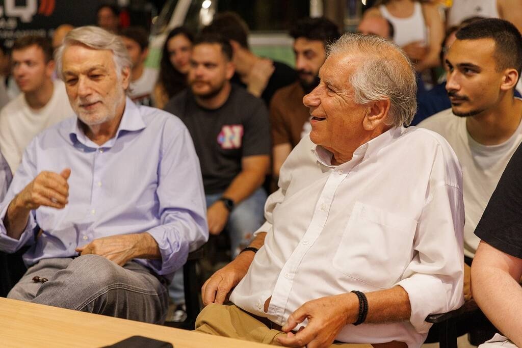 Πλήθος κόσμου βρέθηκε στο κατάστημα ΟΠΑΠ στη Νέα Σμύρνη για τον αγώνα της Αυστρίας απέναντι στη Γαλλία