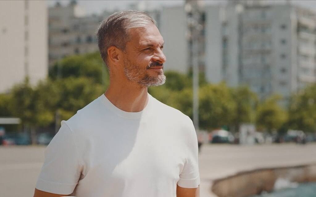 Ο Άγγελος Χαριστέας γράφει γράμμα στον νεότερο εαυτό του και καθηλώνει