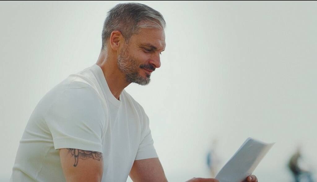 Ο Άγγελος Χαριστέας γράφει γράμμα στον νεότερο εαυτό του και καθηλώνει