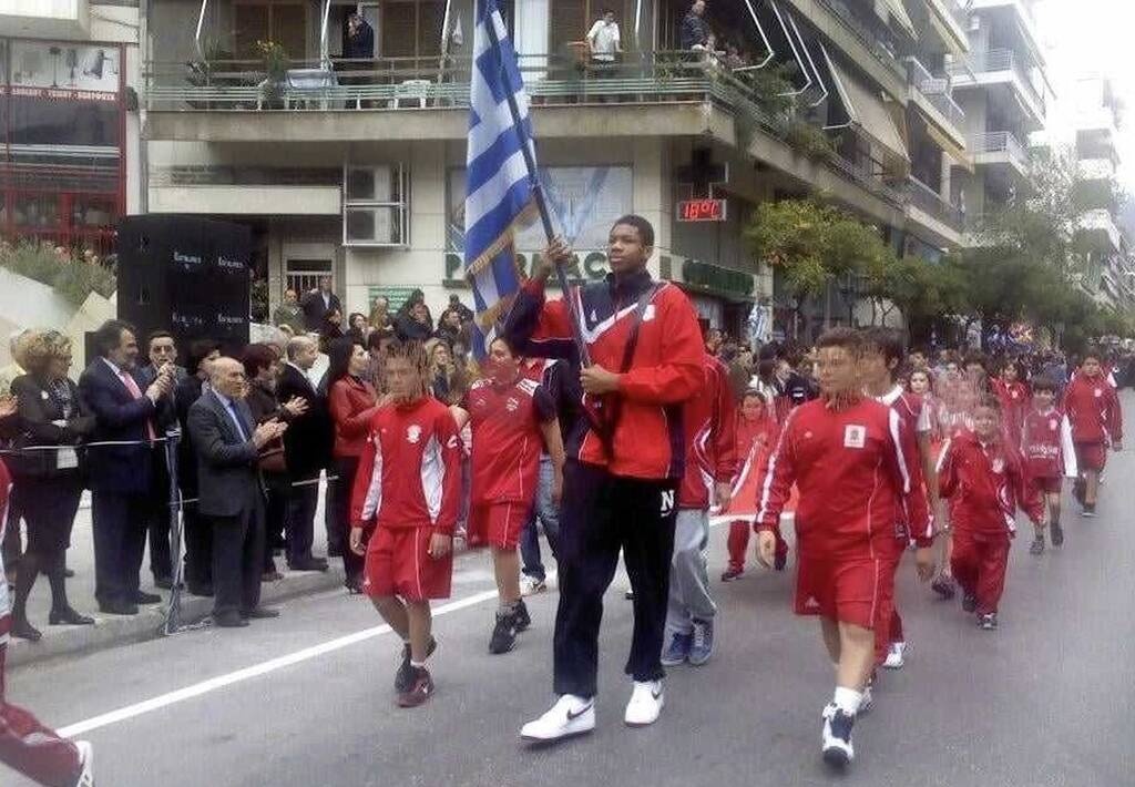 Γιάννης Αντετοκούνμπο: Σπάνιες φωτογραφίες του σημαιοφόρου και τσολιά Greek Freak