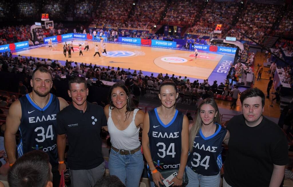 Οι ΟΠΑΠ Champions Μιχάλης Αναστασάκης, Νίκος Παπαγγελής, Δέσποινα Γεωργιάδου, Κορίνα Πολίτη, Σεμέλη Ζαρμακούπη και Νάσος Βασαλάκης στον αγώνα της Εθνικής Ομάδας μπάσκετ απέναντι στη Δομινικανή Δημοκρατία