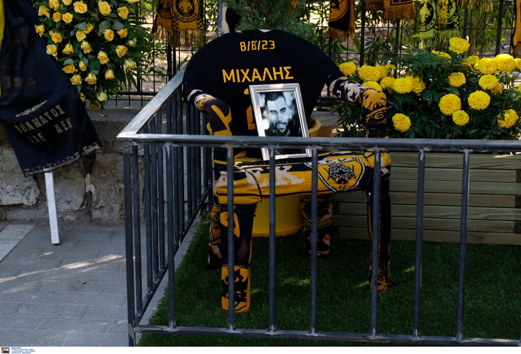 «Ο Μιχάλης Κατσούρης είναι σύμβολο για την ΑΕΚ»: Τελέστηκε το μνημόσυνο, αποκαλυπτήρια του μνημείου