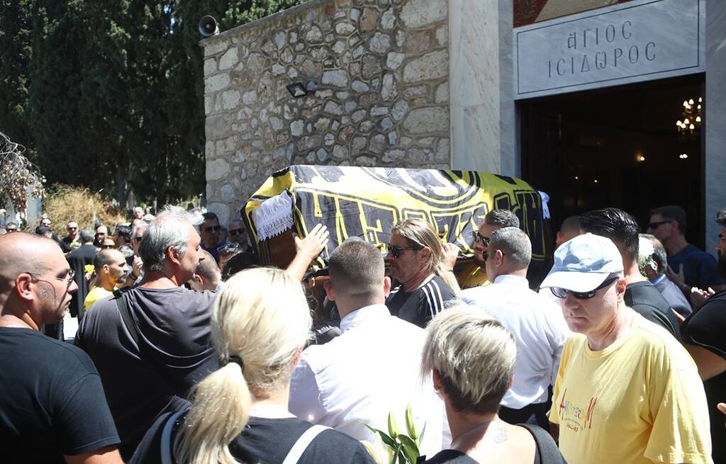 ΑΕΚ: Το τελευταίο «αντίο» στον εμβληματικό οπαδό Νίκο Ξηροκώστα