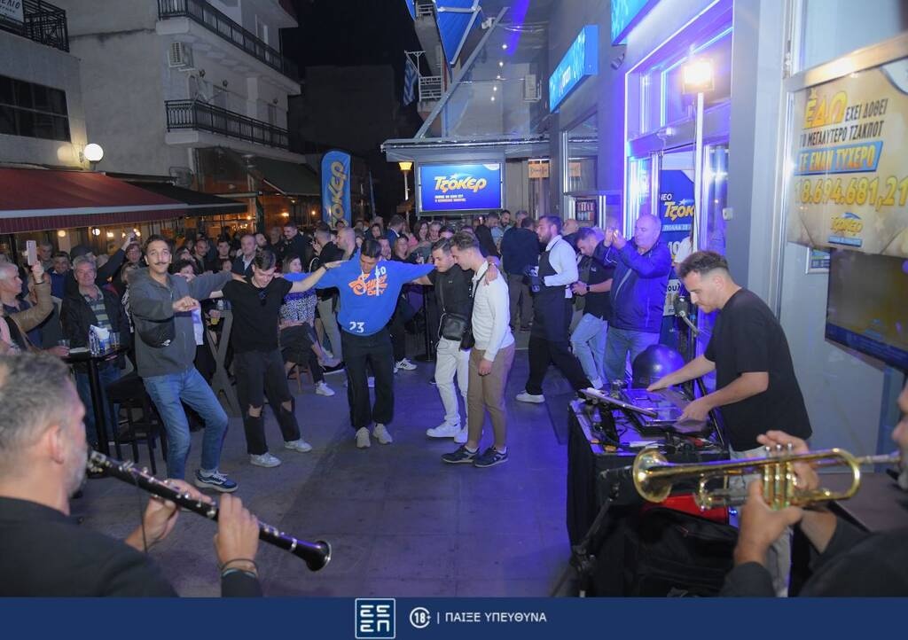 Οι κάτοικοι της Πτολεμαΐδας γιόρτασαν τον μεγάλο νικητή του ΤΖΟΚΕΡ στο τυχερό κατάστημα ΟΠΑΠ υπό τους ήχους των Χάλκινων της Γουμένισσας