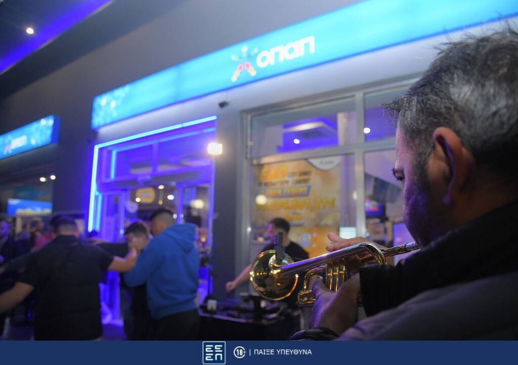 Οι κάτοικοι της Πτολεμαΐδας γιόρτασαν τον μεγάλο νικητή του ΤΖΟΚΕΡ στο τυχερό κατάστημα ΟΠΑΠ υπό τους ήχους των Χάλκινων της Γουμένισσας