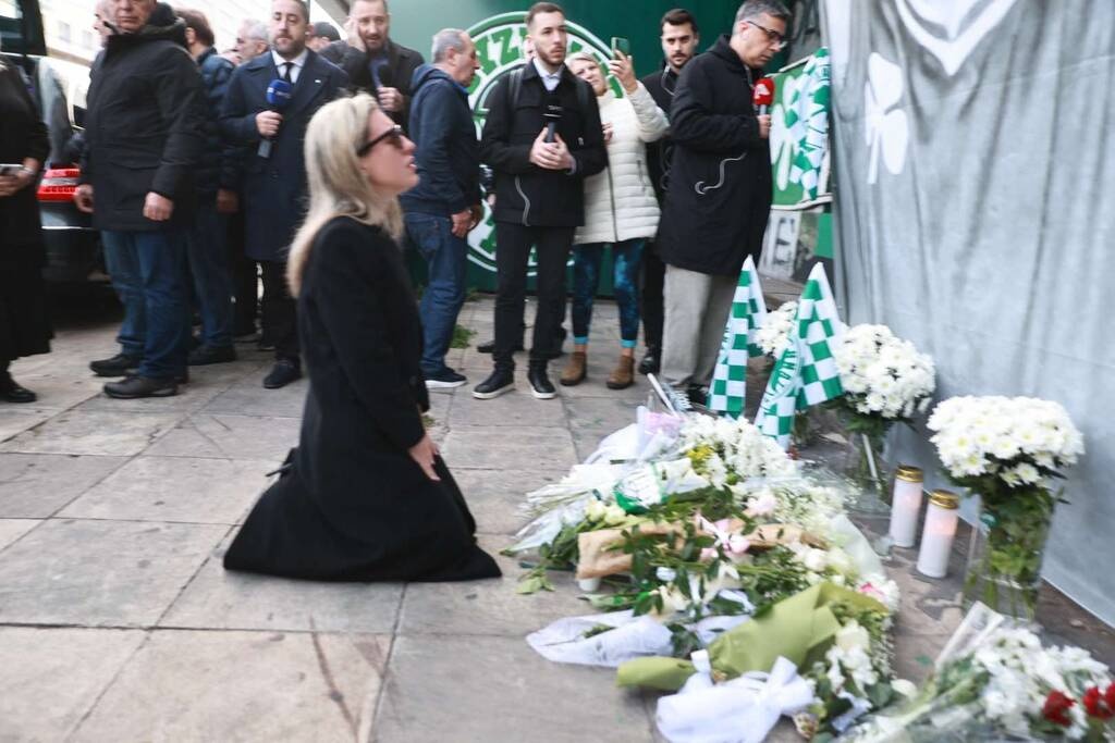 Μίμης Δομάζος: Συγκλονισμένη στη Λεωφόρο η κόρη του, Πόπη - «Όλη η Ελλάδα θρηνεί» (vids+pics)