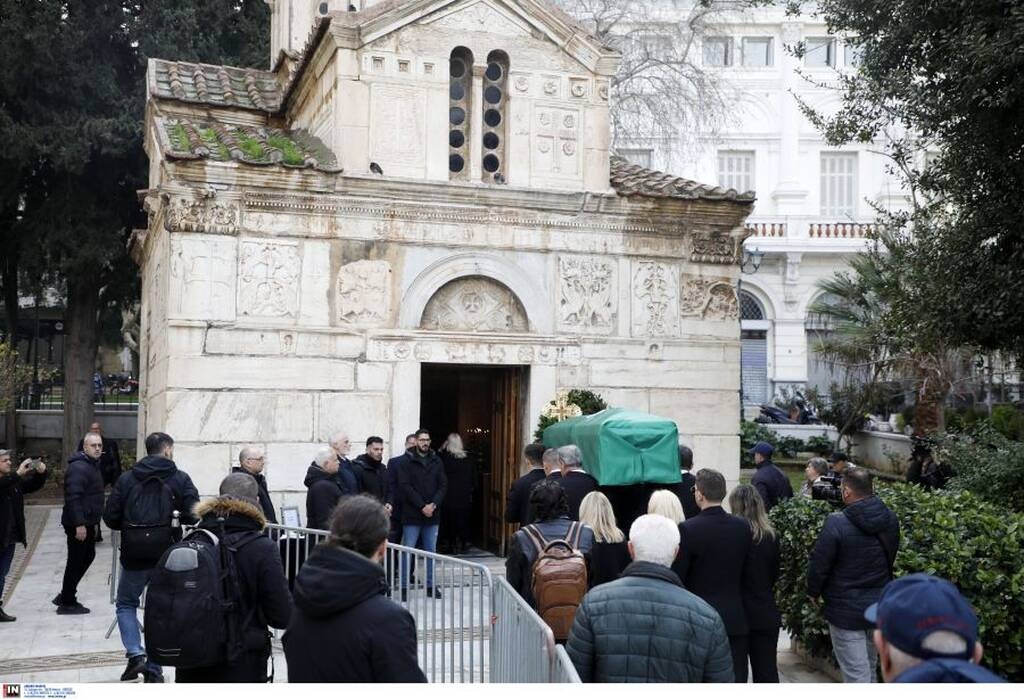 Μίμης Δομάζος: Πλήθος κόσμου στη Μητρόπολη για να αποχαιρετήσουν τον «Στρατηγό» (vids+pics)