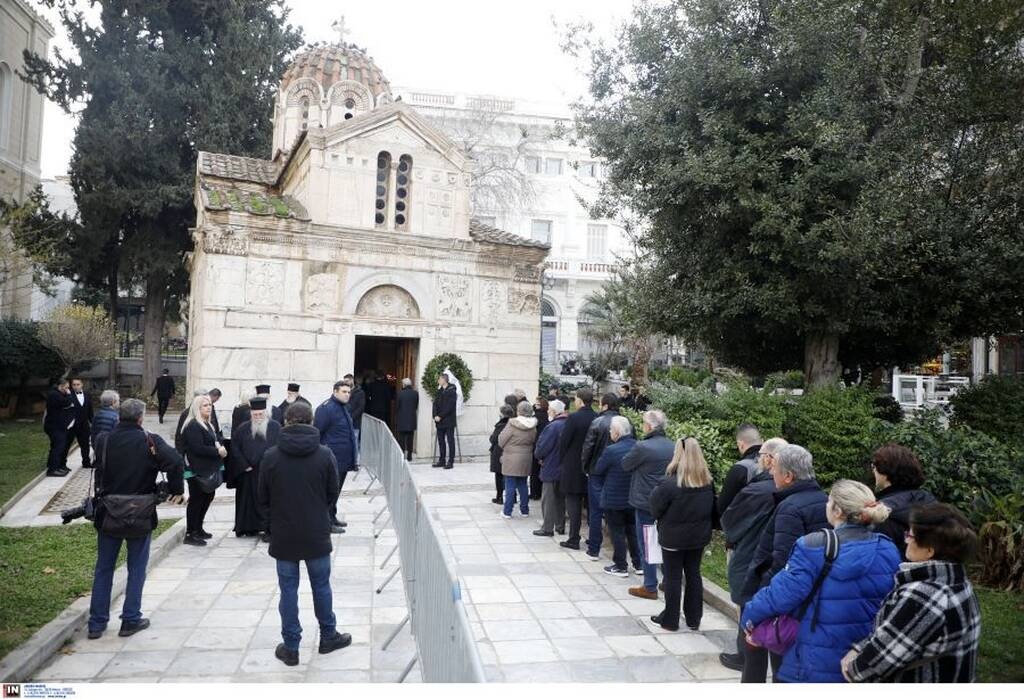 Μίμης Δομάζος: Πλήθος κόσμου στη Μητρόπολη για να αποχαιρετήσουν τον «Στρατηγό» (vids+pics)