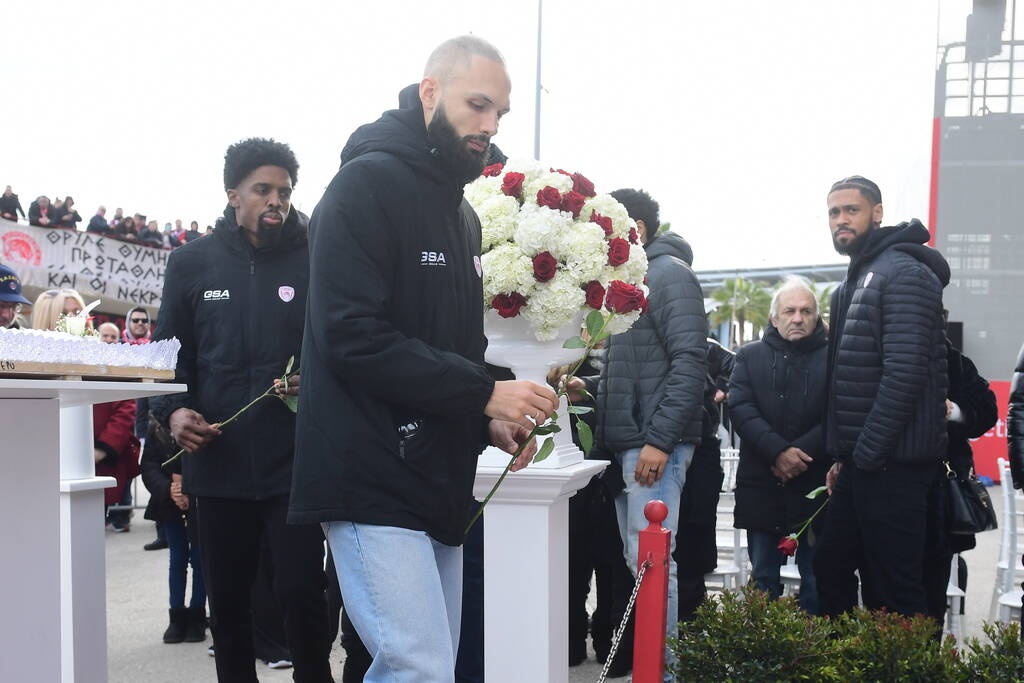 Ολυμπιακός: Συγκίνηση στο μνημόσυνο των θυμάτων της Θύρας 7 – Σύσσωμη η «ερυθρόλευκη» οικογένεια