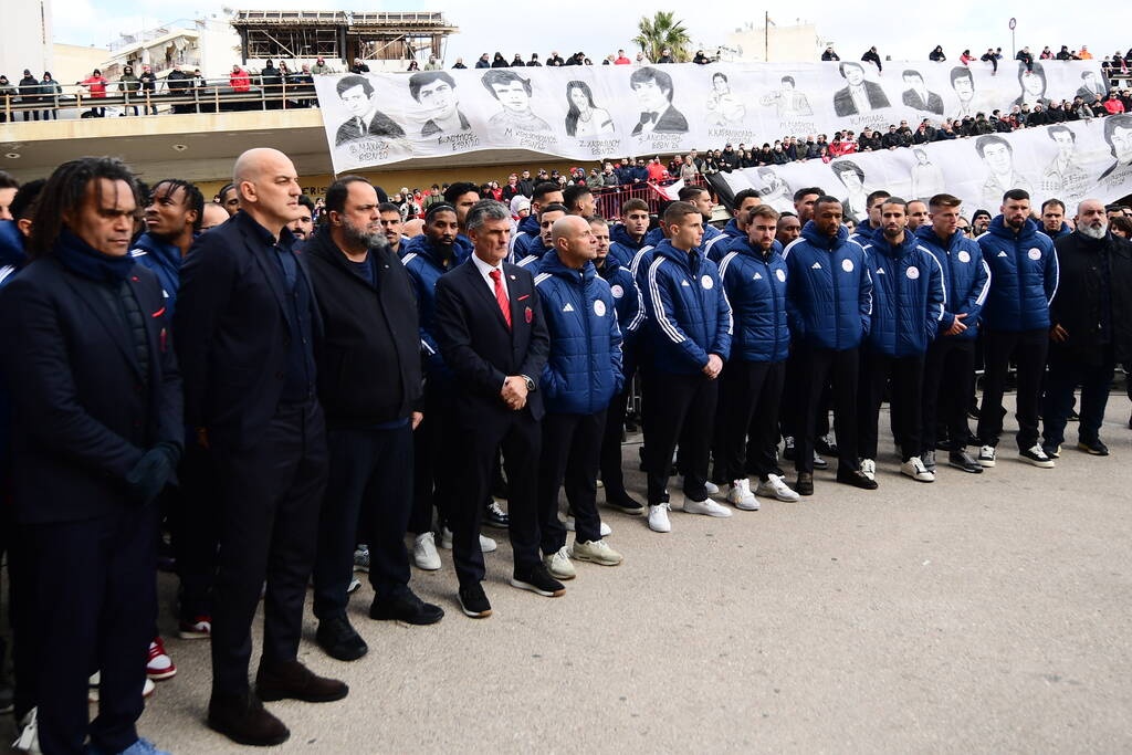 Ολυμπιακός: Συγκίνηση στο μνημόσυνο των θυμάτων της Θύρας 7 – Σύσσωμη η «ερυθρόλευκη» οικογένεια