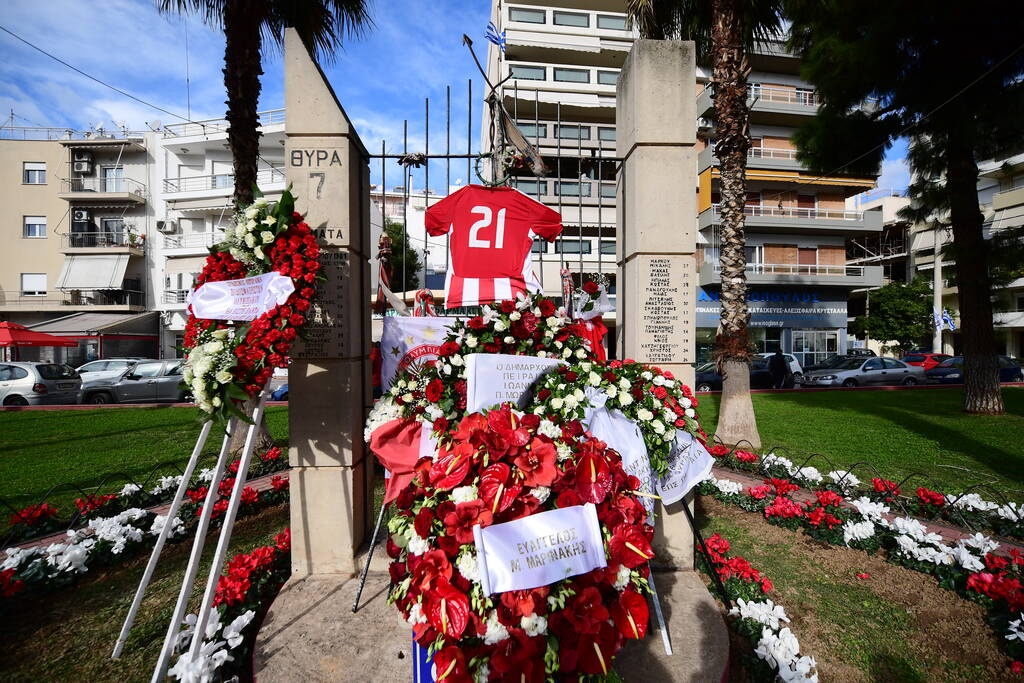 Ολυμπιακός: Συγκίνηση στο μνημόσυνο των θυμάτων της Θύρας 7 – Σύσσωμη η «ερυθρόλευκη» οικογένεια
