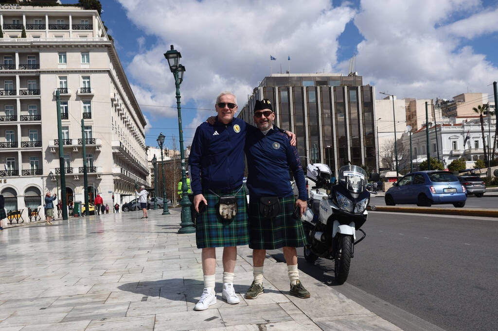 Eλλάδα - Σκωτία: Σκωτσέζοι κάνουν βόλτες στην ηλιόλουστη Αθήνα φορώντας τα παραδοσιακά τους κιλτ