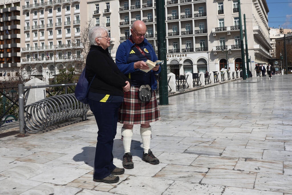 Eλλάδα - Σκωτία: Σκωτσέζοι κάνουν βόλτες στην ηλιόλουστη Αθήνα φορώντας τα παραδοσιακά τους κιλτ