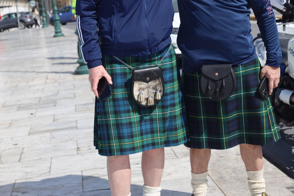 Eλλάδα - Σκωτία: Σκωτσέζοι κάνουν βόλτες στην ηλιόλουστη Αθήνα φορώντας τα παραδοσιακά τους κιλτ