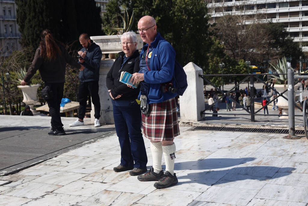 Eλλάδα - Σκωτία: Σκωτσέζοι κάνουν βόλτες στην ηλιόλουστη Αθήνα φορώντας τα παραδοσιακά τους κιλτ