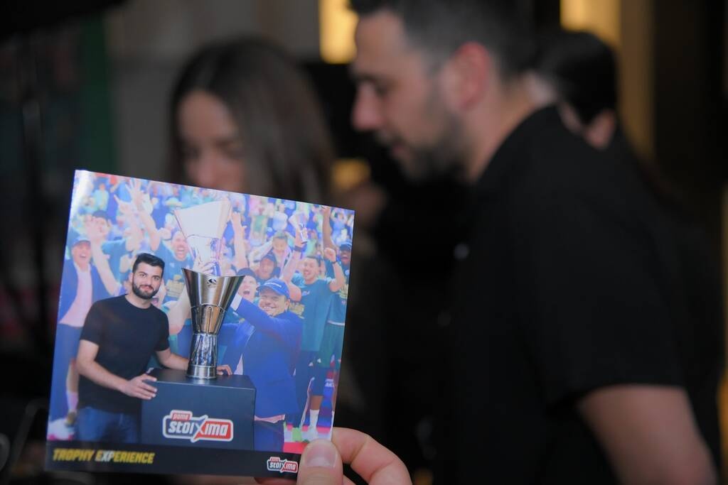 Αναμνηστικές φωτογραφίες με το τρόπαιο της Euroleague