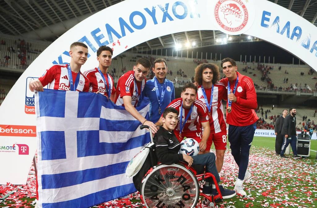 Η απονομή στον τροπαιούχο Ολυμπιακό – Το Κύπελλο πήγε και στον Γιαννάκη! (Vids+Photos)