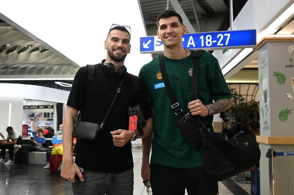 Euroleague Final Four 2025: Ο Σίμος Μήτογλου της ΑΕΚ στο πλευρό του αδερφού του, Ντίνου