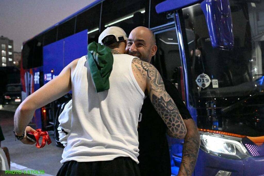Euroleague Final Four 2025: Συνάντηση με αγκαλιές για τις αποστολές Παναθηναϊκού AKTOR και Μονακό