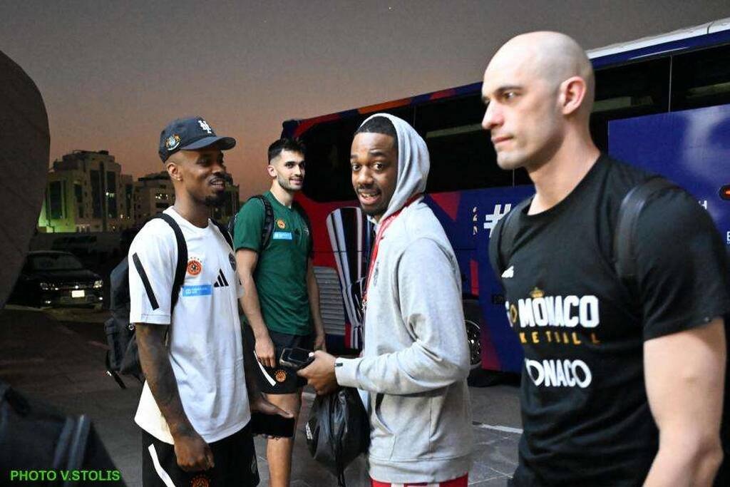 Euroleague Final Four 2025: Συνάντηση με αγκαλιές για τις αποστολές Παναθηναϊκού AKTOR και Μονακό