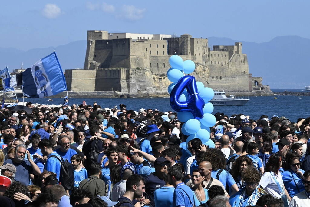Νάπολι: Αμόκ οπαδών για την κούπα - Πάνω από 200.000 γιορτάζουν σε στεριά και θάλασσα