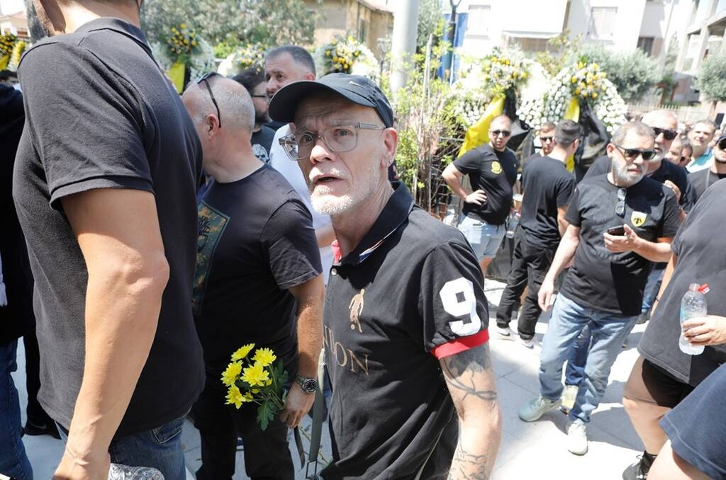 Κηδεία Χατζηχρήστου: Παρόντες φίλοι και... αντίπαλοι - Οπαδός του Παναθηναϊκού στον Ιερό Ναό