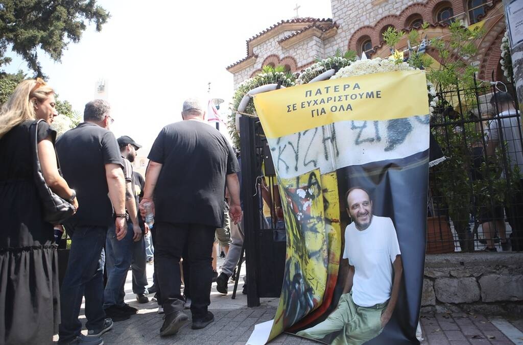 Κηδεία Χατζηχρήστου: Παρόντες φίλοι και... αντίπαλοι - Οπαδός του Παναθηναϊκού στον Ιερό Ναό