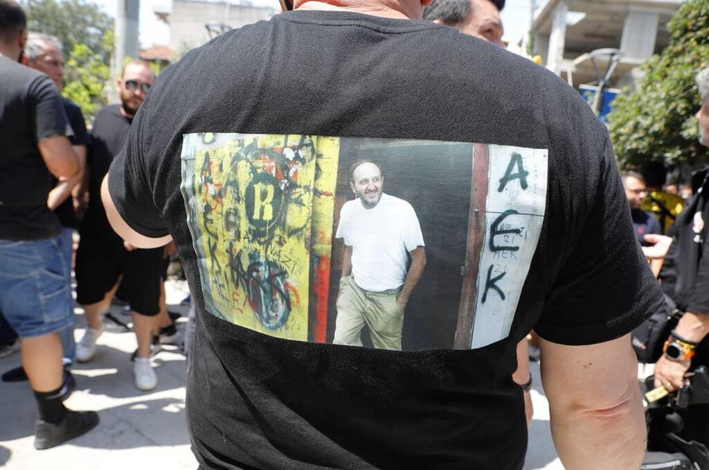 Κηδεία Χατζηχρήστου: Παρόντες φίλοι και... αντίπαλοι - Οπαδός του Παναθηναϊκού στον Ιερό Ναό