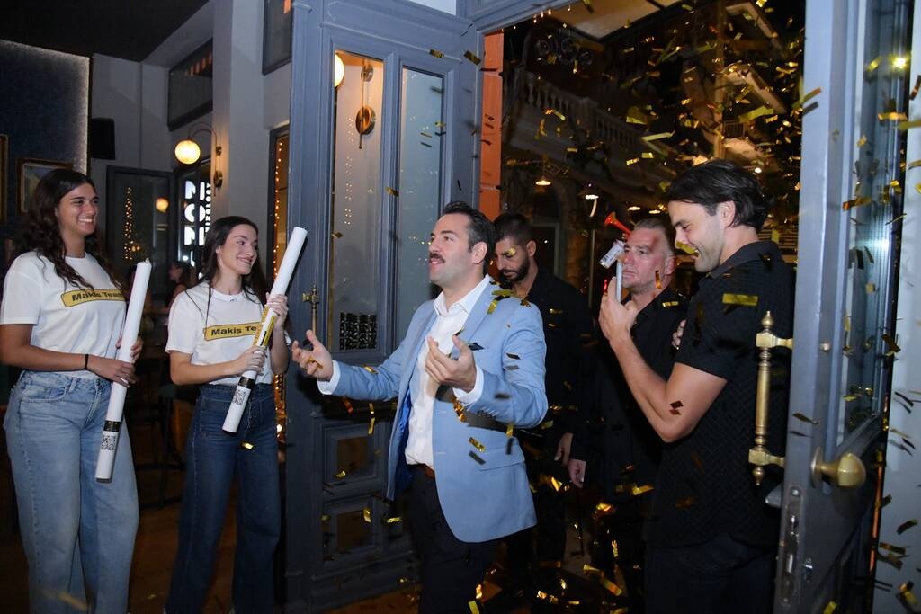 Μάκης κερνάει όλοι πίνουν