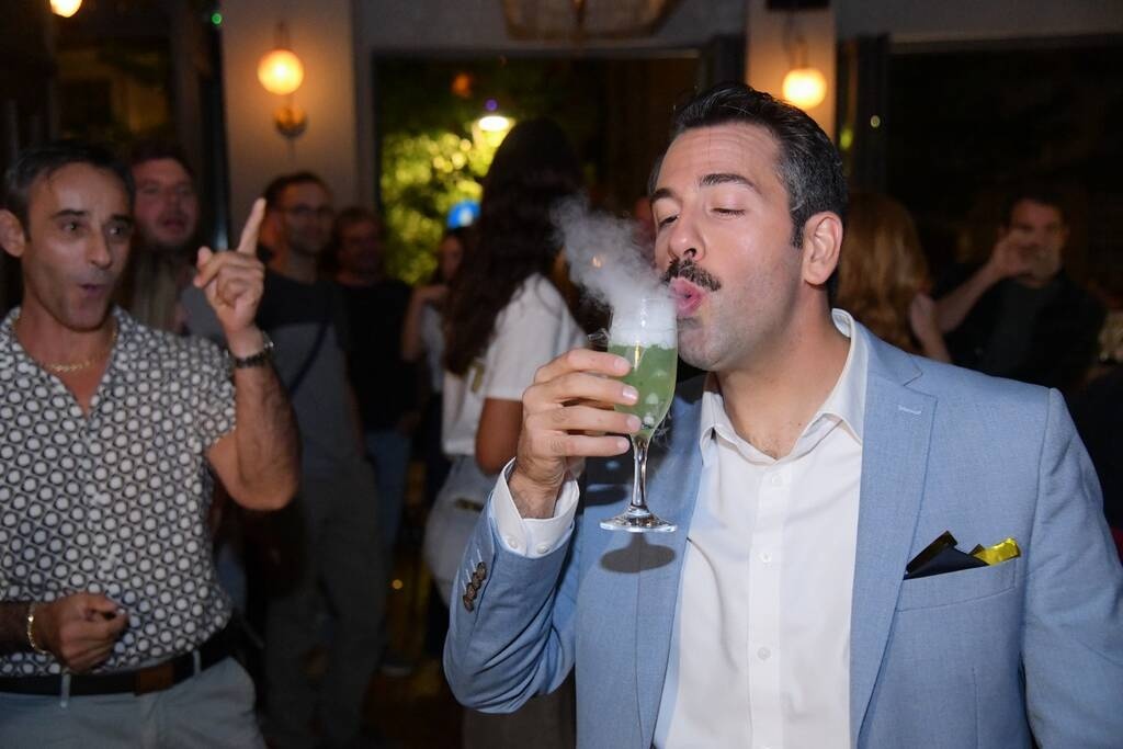 Μάκης κερνάει όλοι πίνουν