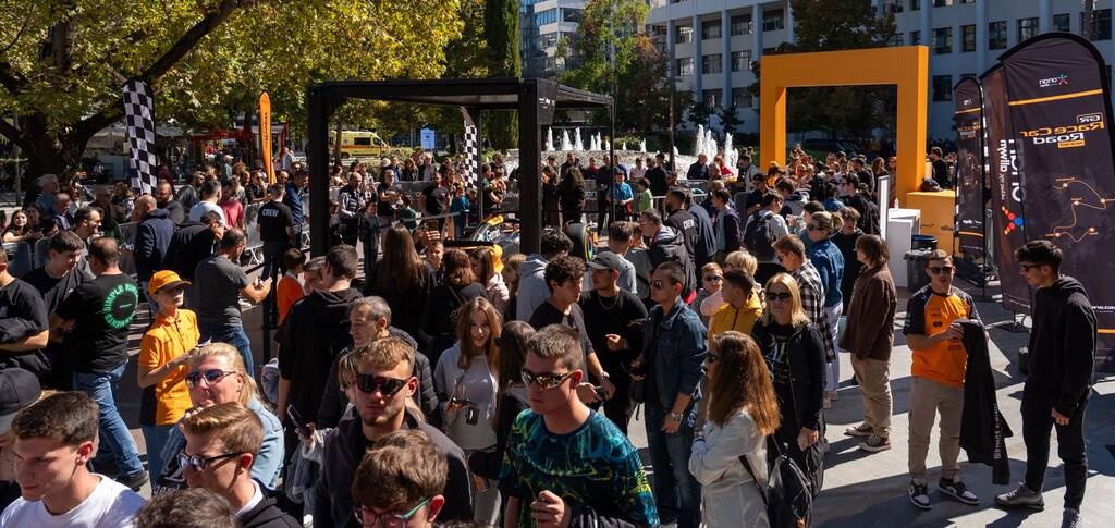 Πλήθος κόσμου έσπευσε να δει από κοντά το showcar της McLaren F1 Team στη Λάρισα
