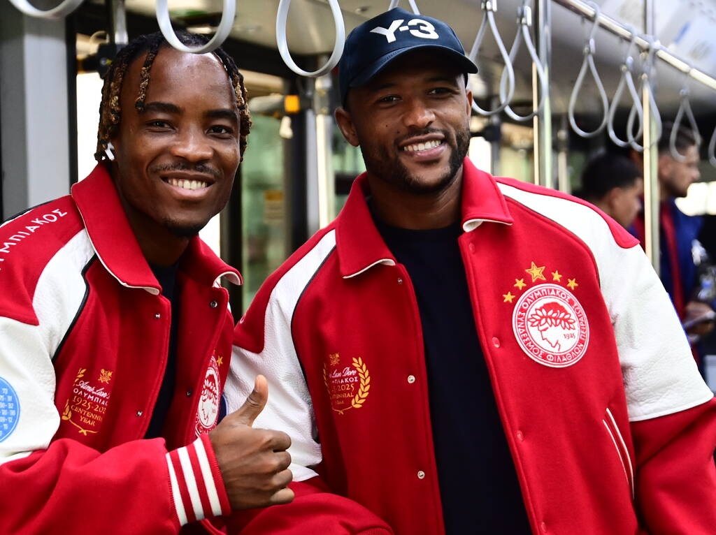 Champions League, Μπαρτσελόνα - Ολυμπιακός: «Πέταξε» για Βαρκελώνη με τα επετειακά τζάκετ