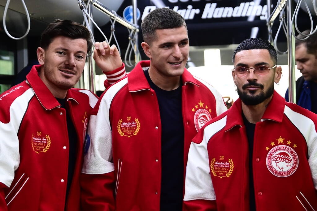 Champions League, Μπαρτσελόνα - Ολυμπιακός: «Πέταξε» για Βαρκελώνη με τα επετειακά τζάκετ