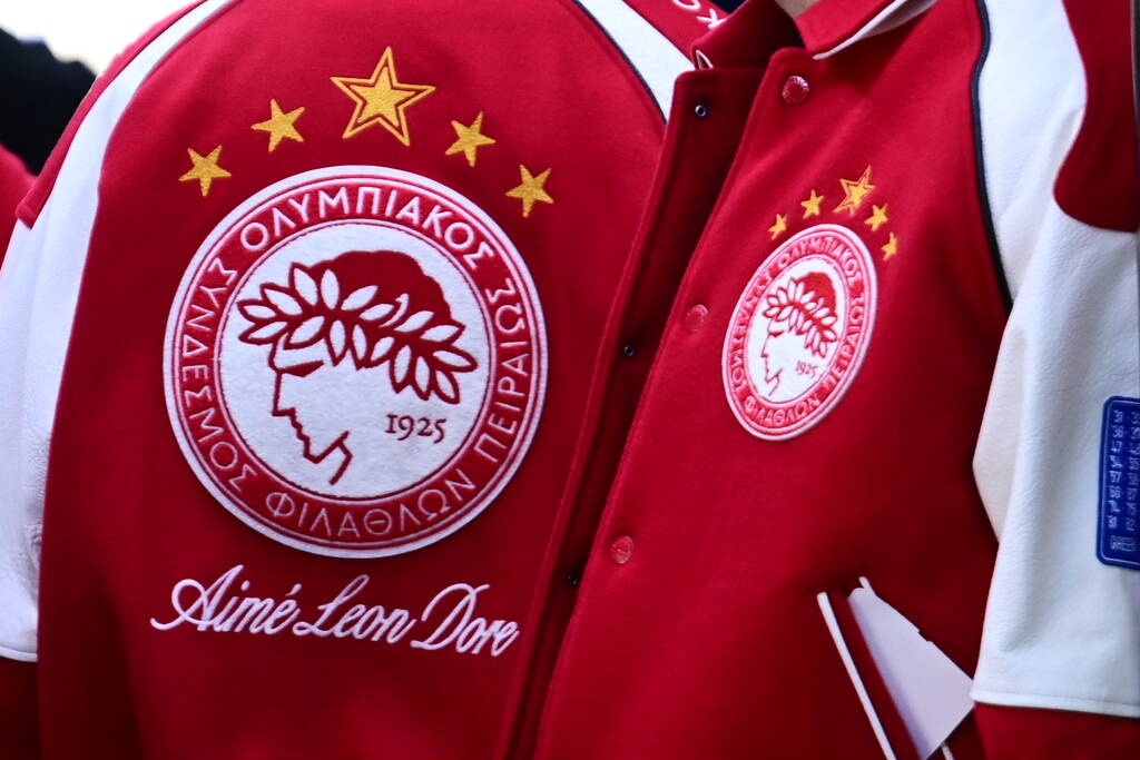 Champions League, Μπαρτσελόνα - Ολυμπιακός: «Πέταξε» για Βαρκελώνη με τα επετειακά τζάκετ