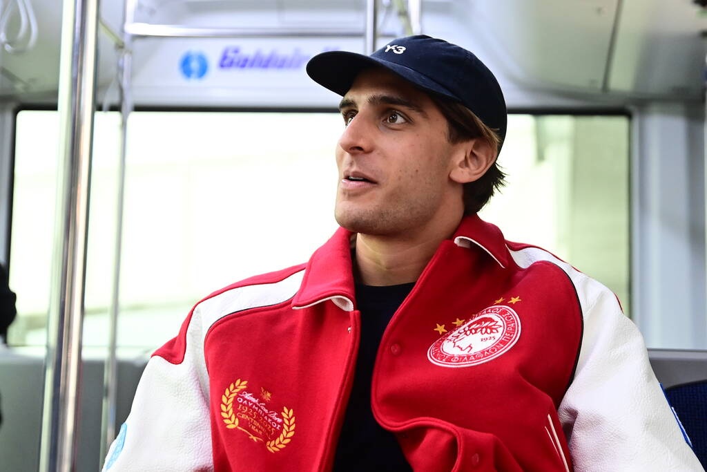 Champions League, Μπαρτσελόνα - Ολυμπιακός: «Πέταξε» για Βαρκελώνη με τα επετειακά τζάκετ