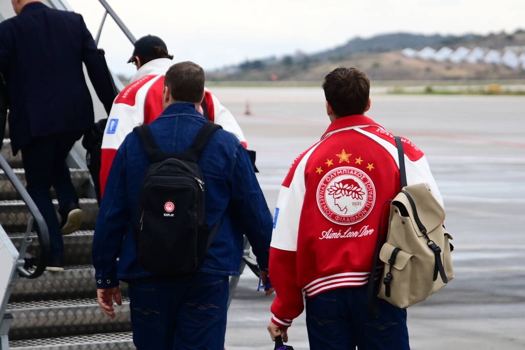 Champions League, Μπαρτσελόνα - Ολυμπιακός: «Πέταξε» για Βαρκελώνη με τα επετειακά τζάκετ