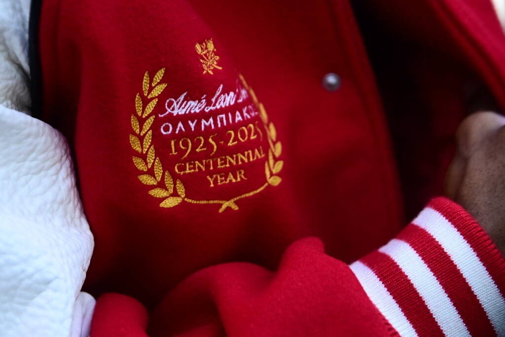 Champions League, Μπαρτσελόνα - Ολυμπιακός: «Πέταξε» για Βαρκελώνη με τα επετειακά τζάκετ