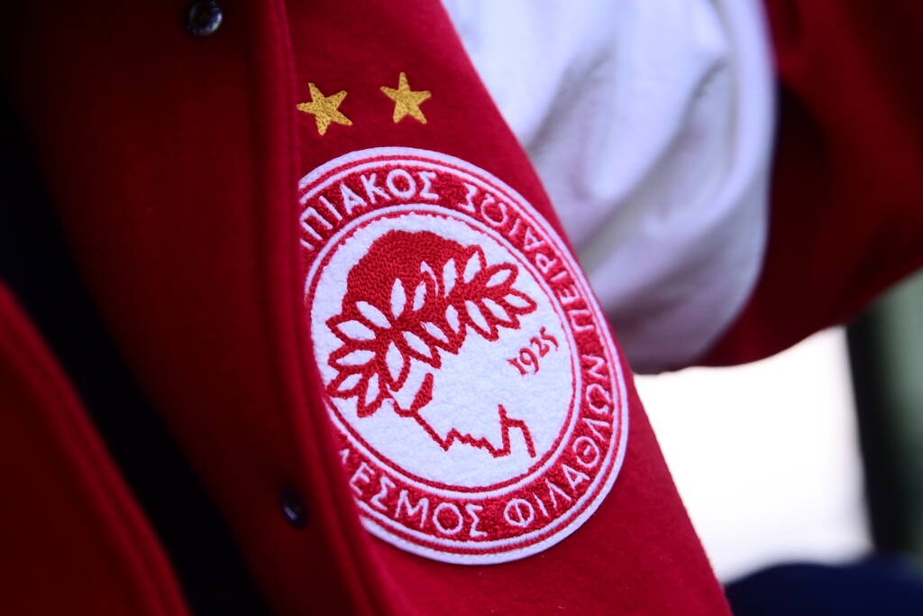 Champions League, Μπαρτσελόνα - Ολυμπιακός: «Πέταξε» για Βαρκελώνη με τα επετειακά τζάκετ